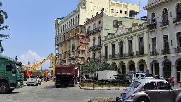 Trabajos de remoción de escombros en el hotel Saratoga. (