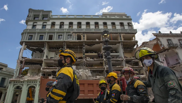 Los equipos de rescate siguen trabajando y esta madrugada recuperaron cuatro cuerpos más entre los escombros. (EFE)