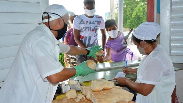 Los cubanos lamentan la mala calidad del pan, pero, según 'Granma', culpan al panadero. (Escambray)