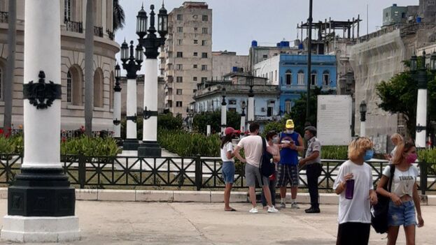 Un grupo de turistas este sábado haciéndose fotos ante el Capitolio de La Habana. (14ymedio)