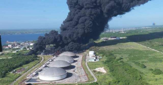 El rayo provocó también que la tapa del tanque se destruyera y saliera disparada, detallaron testigos cercanos al lugar. (Cubadebate)