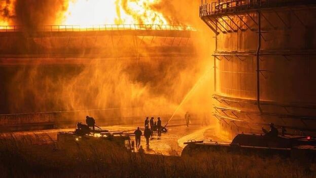 Bomberos trabajando en la extinción del incendio en la Base de Supertanqueros de Matanzas, antes de la segunda explosión, en la que desaparecieron 17 personas. (Raúl Navarro/Periódico Girón)