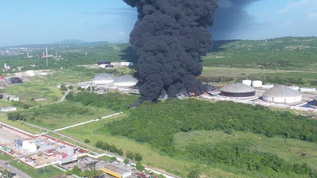 A las labores para controlar las llamas, todavía fuertes este sábado, se han tenido que sumar bomberos de Mayabeque y La Habana. (Héctor Naranjo/TV Yumurí/Facebook)