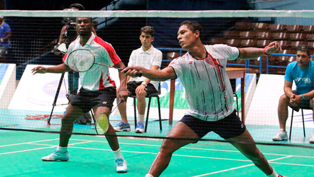 Osleni Guerrero y Leodannis Martínez durante la final de la edición XII del Abierto de bádminton de Santo Domingo este junio. (ANC)