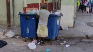 Mendiga-registrando-basura-Infanta-Habana_CYMIMA20220221_0013_16