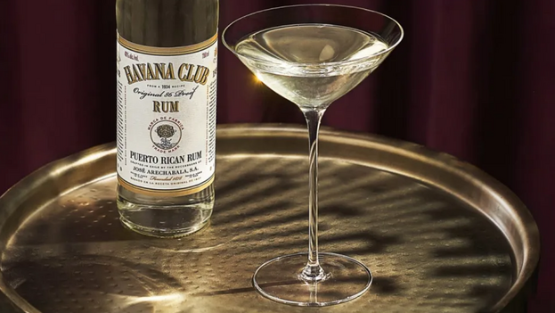 Bacardí presentó nuevos cócteles que tienen como ingrediente fundamental el "Añejo Blanco Rum: Original 86 Proof", uno de ellos denominado 'The Alina'. (EFE)