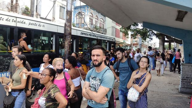 Aquella risa a flor de labios o aquellas carcajadas soltadas por cualquier cosa han desaparecido de las calles cubanas. (14ymedio)