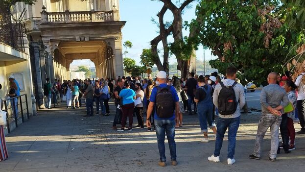 Las decenas de personas arremolinadas desde muy temprano ante el Consulado de España tuvieron que irse con las manos vacías. (14ymedio)