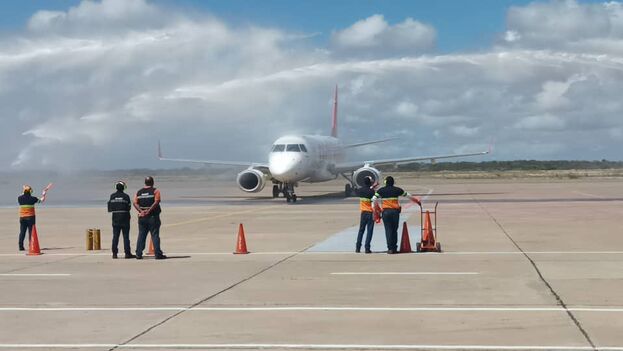 El primer vuelo a La Habana desde Falcón salió este domingo. (Conviasa)