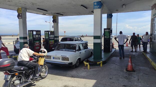 Las colas en los servicentros de Cuba se han incrementado en los últimos días ante la escasez de combustible. (14ymedio)