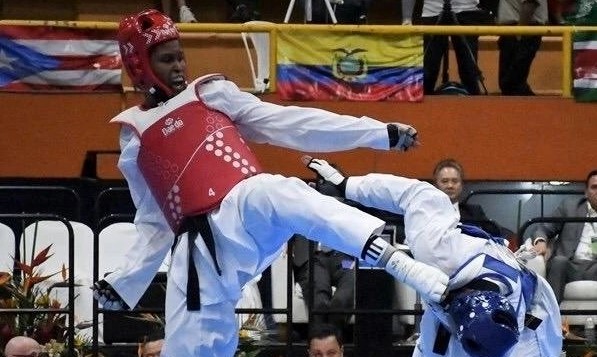 La taekwondoka cubana Yamitsi Carbonell (de rojo) en un combate. YAMITSI CARBONELL/FACEBOOK.