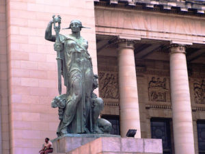 5 Capitolio estatua exterior