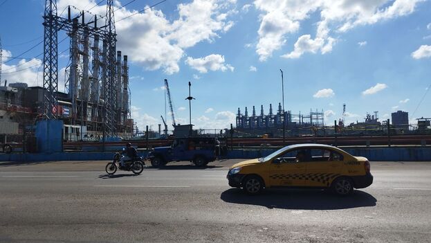 Las plantas flotantes turcas junto a la central de Tallapiedra, en La Habana, este viernes. (14ymedio)