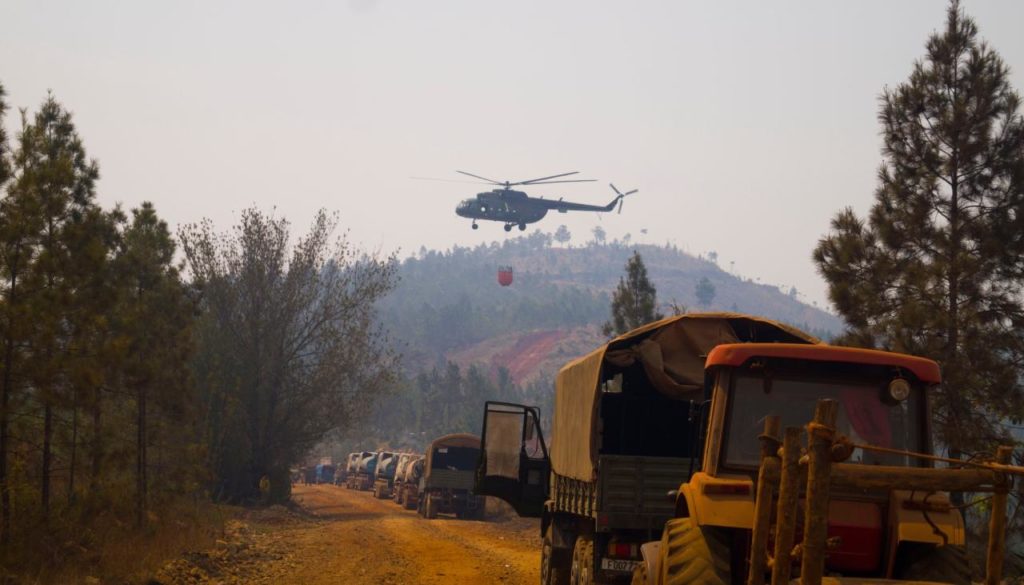 Medios terrestres y aéreos de las Fuerzas Armadas Revolucionarias intervienen en las labores de extinción del incendio. EMILIO RODRÍGUEZ PUPO/FACEBOOK