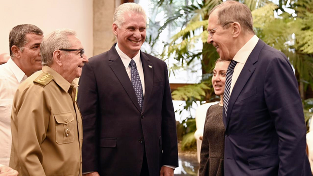 Raúl Castro y Miguel Díaz-Canel con el canciller ruso, Serguéi Lavrov, este jueves en La Habana. (Presidencia de Cuba)