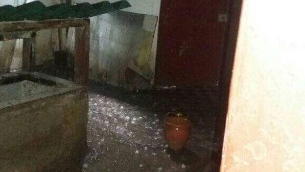 Granizo en el patio de una casa en Centro Habana, este jueves. (14ymedio)