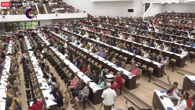 Momento en que votan la candidatura a los altos cargos de la Asamblea Nacional del Poder Popular de Cuba, por unanimidad. (Captura)