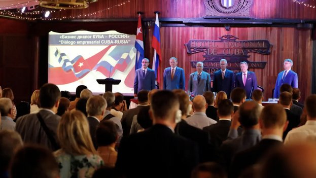 Estrado de la inauguración del foro empresarial entre Rusia y Cuba en el Hotel Nacional, este jueves en La Habana, presidido por Ricardo Cabrisas y Boris Titov. (EFE/Ernesto Mastrascusa) 