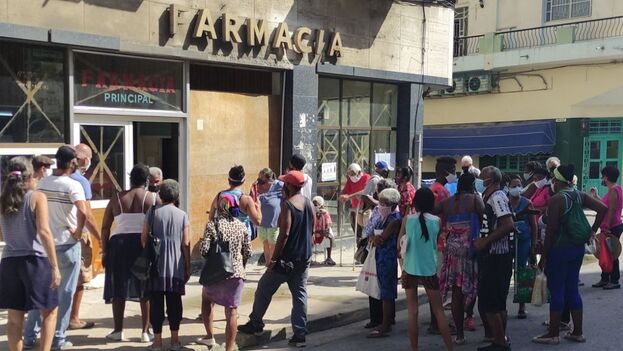 En la cola frente a una farmacia de barrio una señora de avanzada edad pregunta por el último de la fila. Son las 6 de la mañana y ya hay unas 30 personas aguardando. (14ymedio)