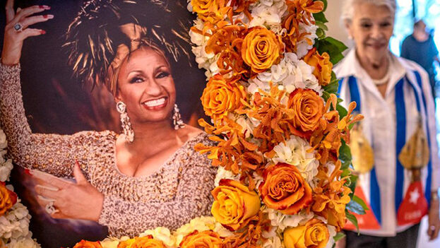 Un retrato de la legendaria cantante cubana Celia Cruz en la ceremonia por el vigésimo aniversario de su muerte en Miami. (EFE)