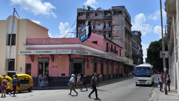 Las enredaderas y helechos han brotado entre las rejas de cada balcón, y un esqueleto de tuberías y cabillas mantiene en su lugar, a duras penas, la estructura. (14ymedio)