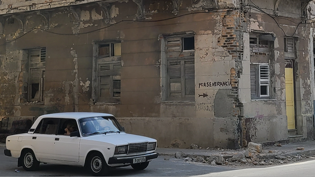 A falta de señales, la calle Perseverancia exhibe su nombre escrito a mano en una pared ruinosa. (14ymedio)