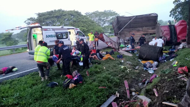 Migración de México reporta 17 cubanos con heridas de gravedad tras la volcadura de un camión en Pijijiapan (Chiapas). (Protección Civil de Chiapas)