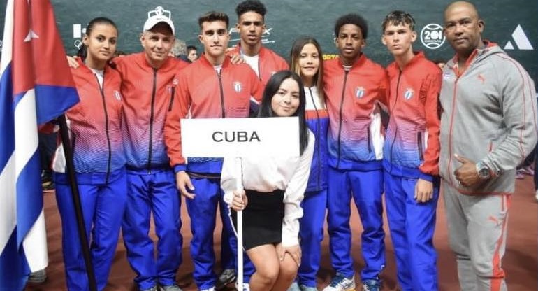 Maria Carla Pérez (cuarta de derecha a izquierda), la atleta cubana de pelota vasca que abandonó una delegación oficial en México. FRANCYS ROMERO/FACEBOOK