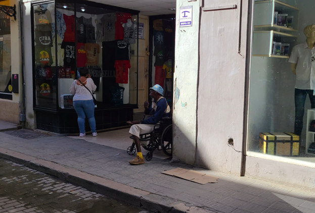 William, vecino de oficio y de calle de 'El Barba', no duerme en ningún portal sino en “una casita” de la Avenida del Puerto. (14ymedio)