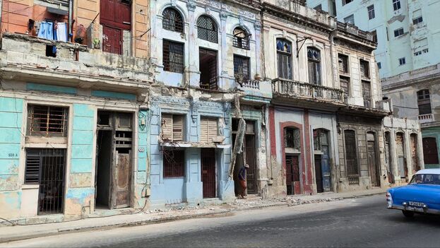 "Aquí lo que hay es que pasar 'caterpillar'", aseguraba este jueves un vecino cercano al derrumbe. (14ymedio)